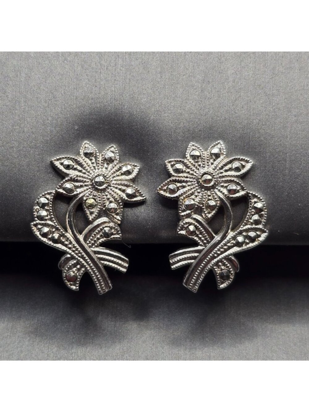 Vintage Sterling Silver Marcasite Daisy Earrings Floral Screw Back - Picture 2 of 8